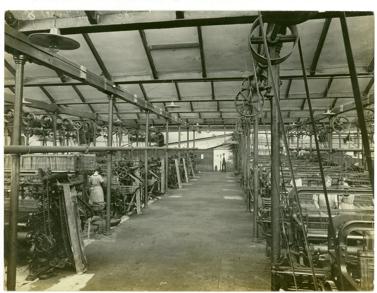 Weberei, Long Meadow Mühle, 1923 von English Photographer