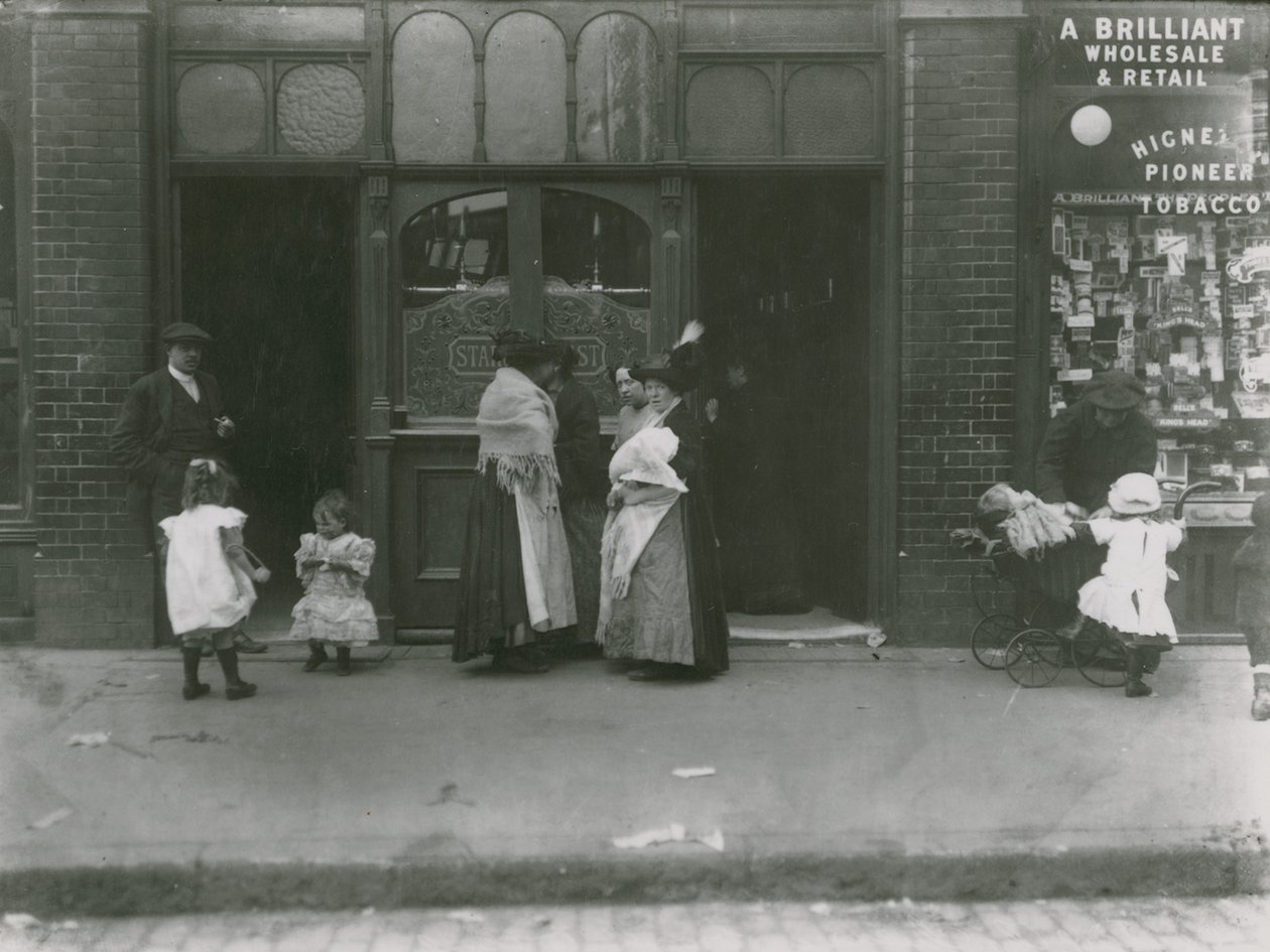 Frauen und Kinder vor einer Taverne in London von English Photographer