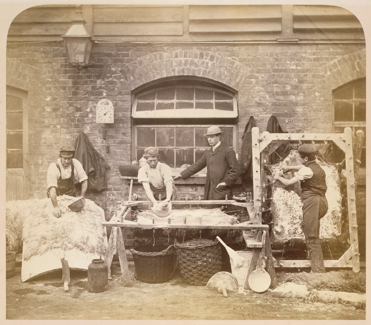 Arbeiter bei der Herstellung von Schaffell-Teppichen, ca. 1861-62 von English Photographer