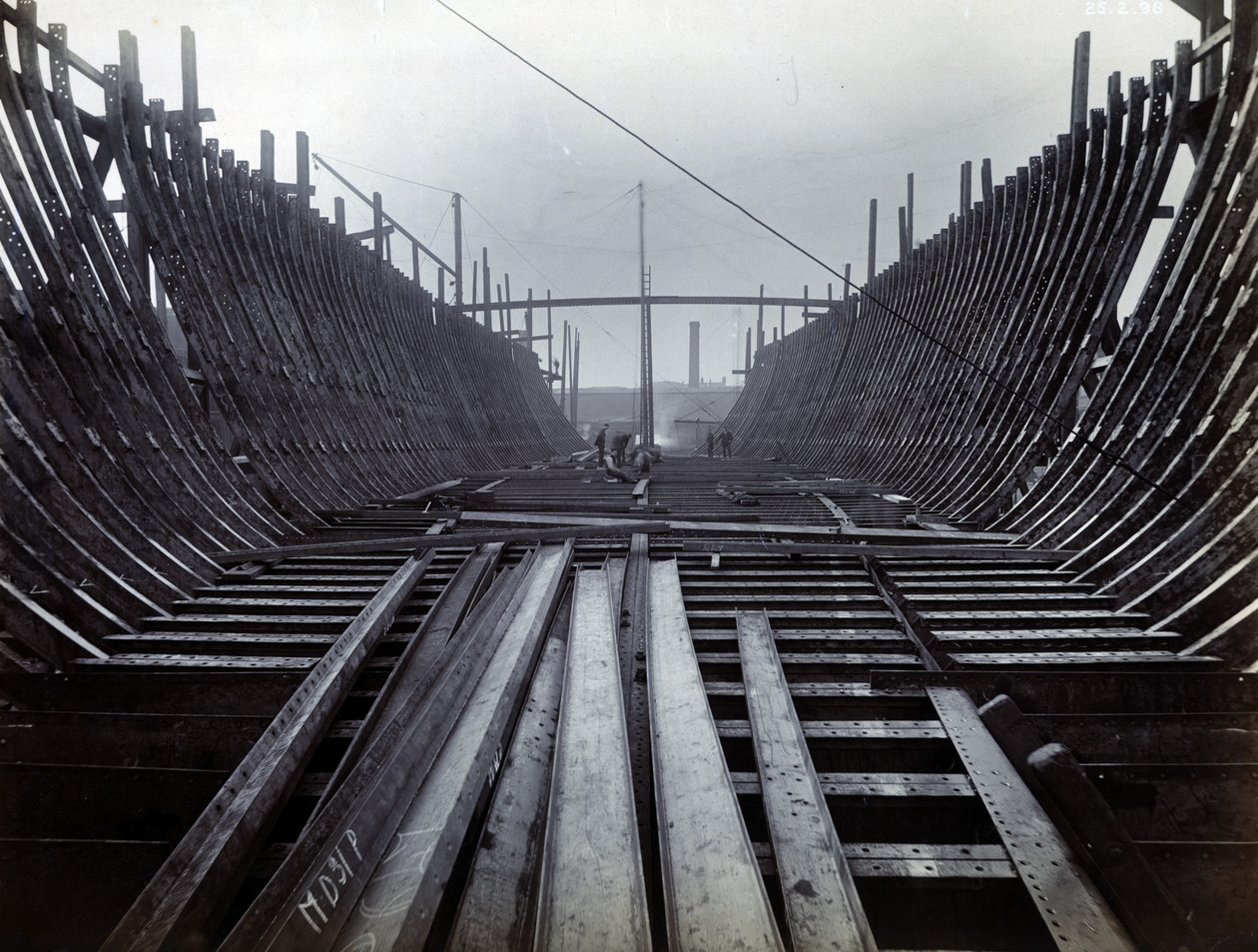 Yard Nr. 647, Baikal. Der eisbrechende Zugfähren-Dampfer Baikal im Rahmen in der Low Walker Werft, 1896 von English Photographer