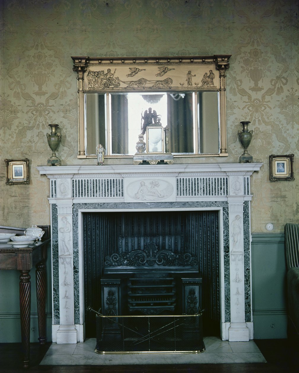 Kamin und Spiegel, ca. 1810 von English School