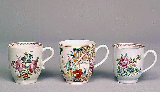 Liverpool-Kaffeetasse, ca. 1750-80; Lowestoft-Porzellankaffeetasse, 1778; Worcester-Porzellankaffeetasse, ca. 1750-70 von English School