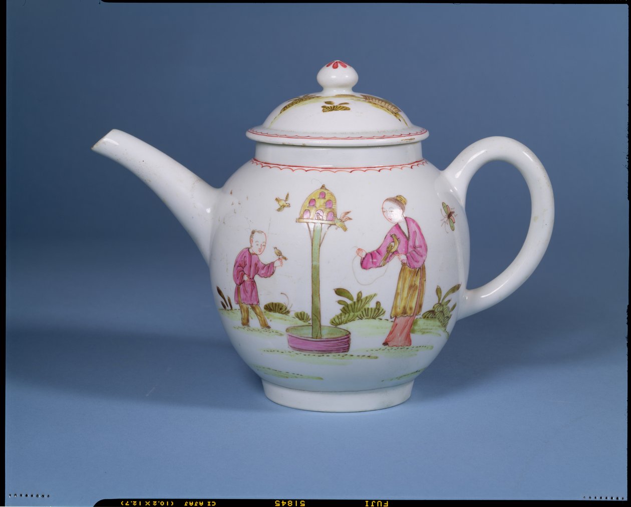 Teekanne mit Taubenschlag und zwei Chinoiserie-Figuren, wahrscheinlich 1770-75 von English School
