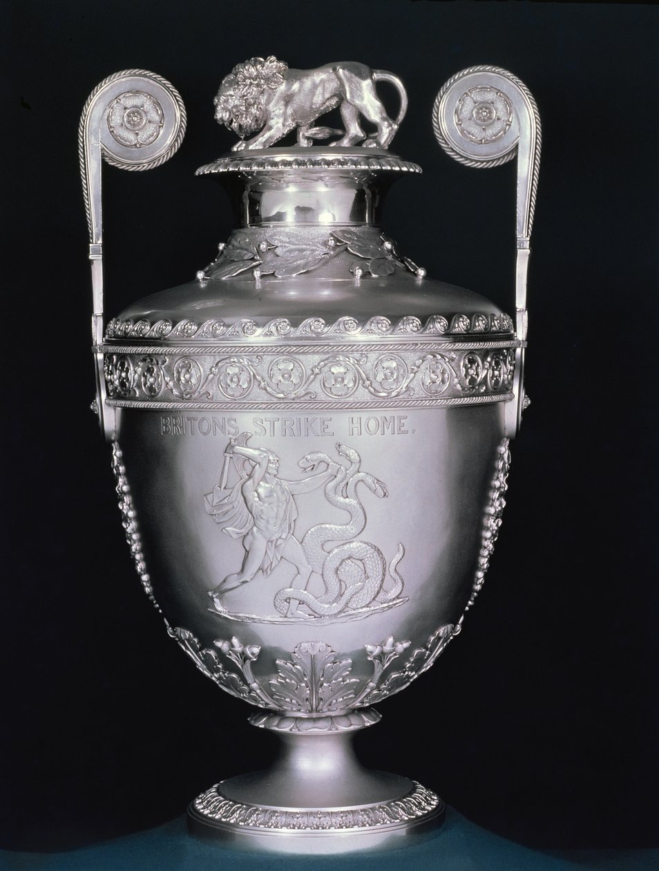 Trafalgar Vase, entworfen von John Flaxman, hergestellt von Digby Scott & Benjamin Smith, London, 1805-06 von English School