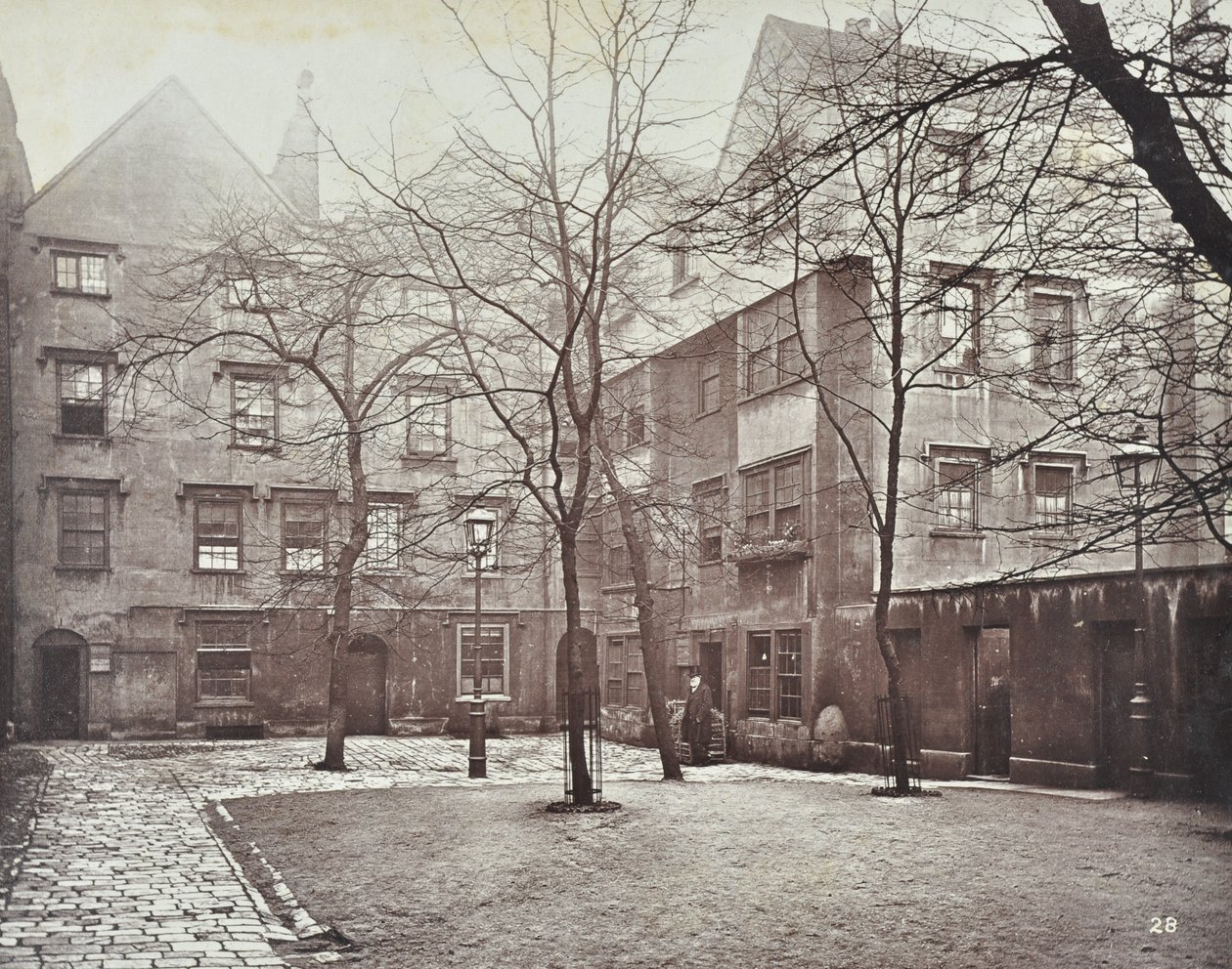 Ansicht von Barnards Inn, London, 1879 von English Photographer