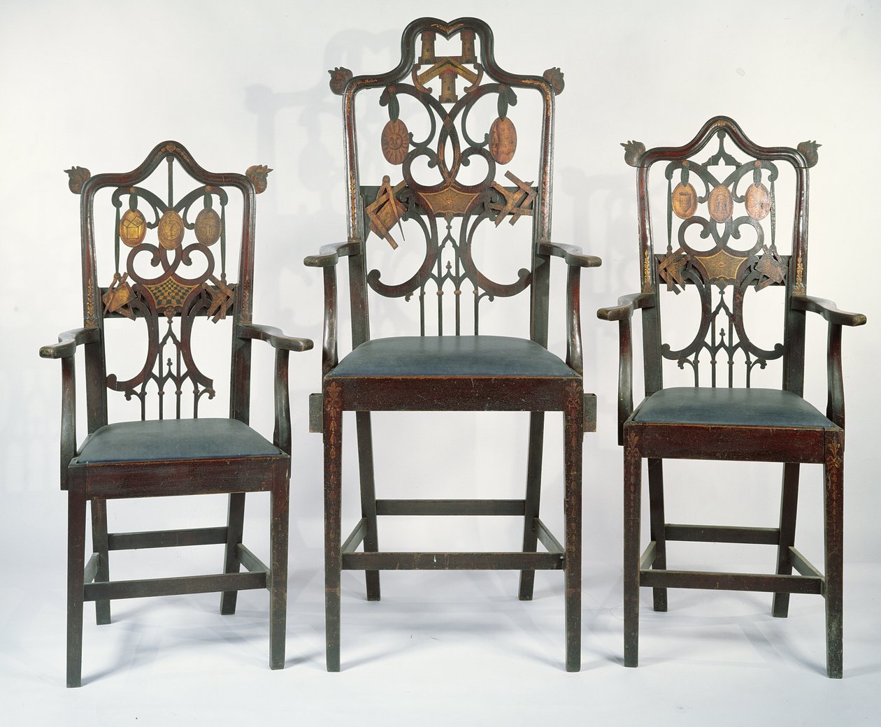 Drei georgische Freimaurerstühle, um 1790 (Mahagoni) von English School