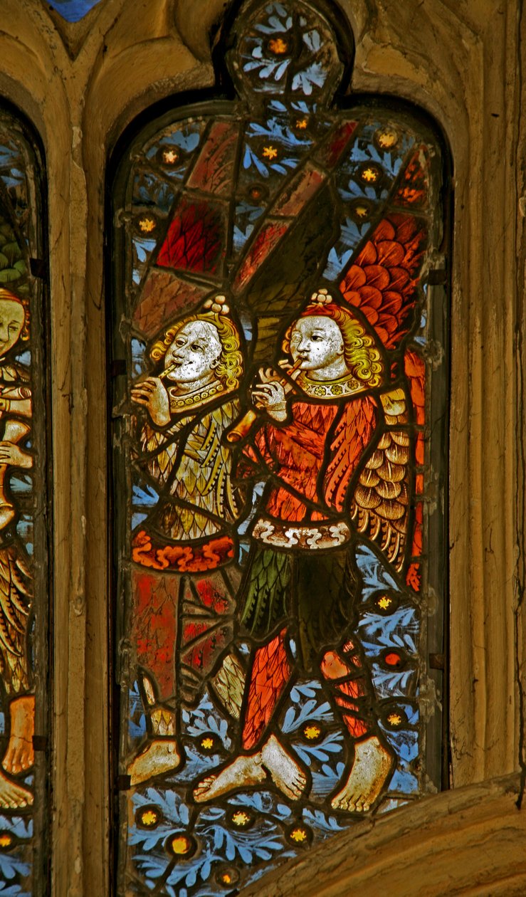 Fenster n1 mit Darstellung von musizierenden Engeln mit Pfeifen von English School