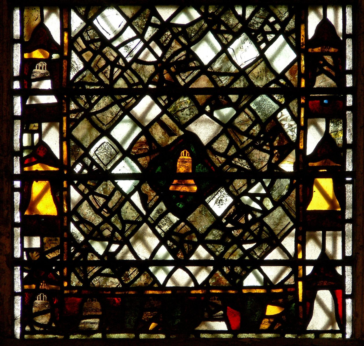Fenster w41, Darstellung einer Glocke und Grisaille von English School