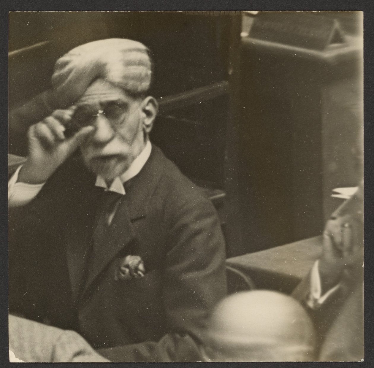 [Sitzender Mann mit Turban und dunkler Brille] von Erich Salomon