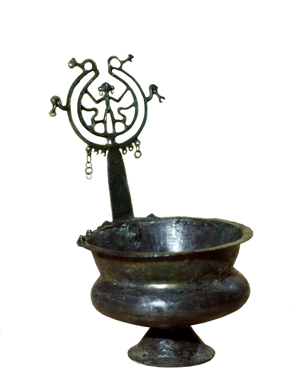 Tasse mit dekorativem Griff und menschlicher Figur (Bronze) von Etruscan