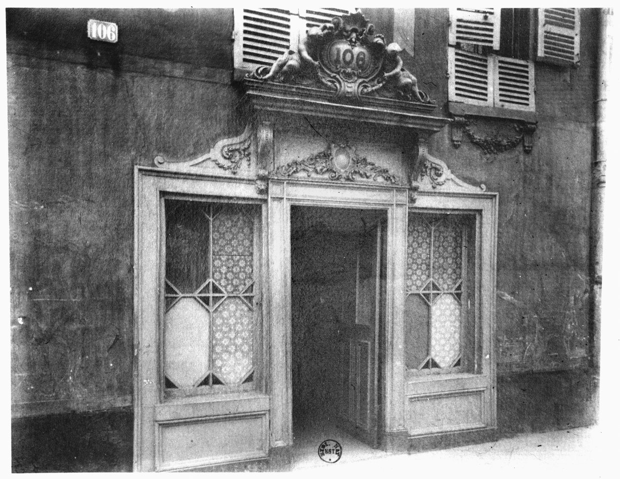 Eingang zu einem Bordell in Paris, 106 rue de Suffren, um 1900 von Eugène Atget