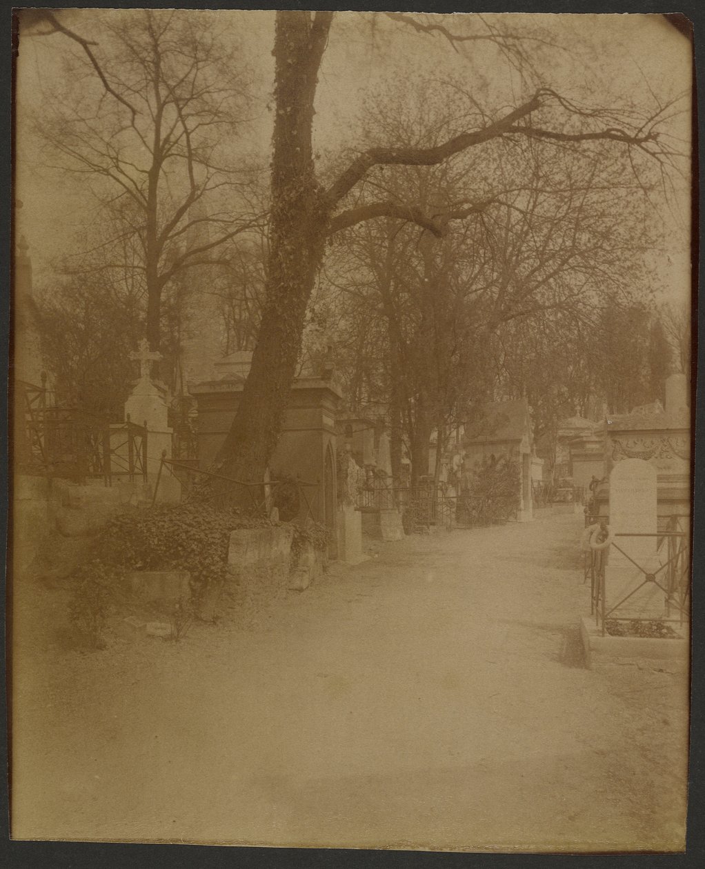 Père Lachaise von Eugène Atget