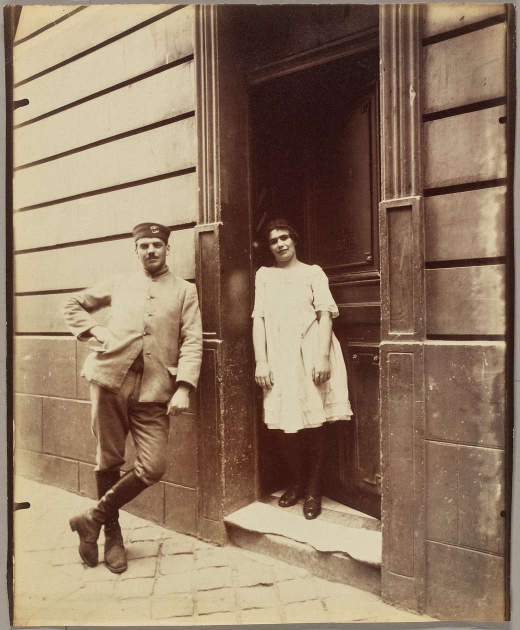 Versailles, Frau und Soldat, Bordell von Eugène Atget