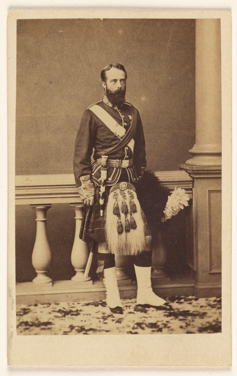 [Unbekannter bärtiger Mann im Kilt, stehend] von F. W. Baker