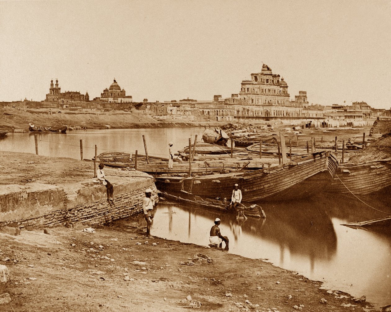 Brücke aus Booten über den Gumti-Fluss, in der Nähe des Chattar Manzil und Fusseed Bakah oder Alten Palastes von Felice Beato