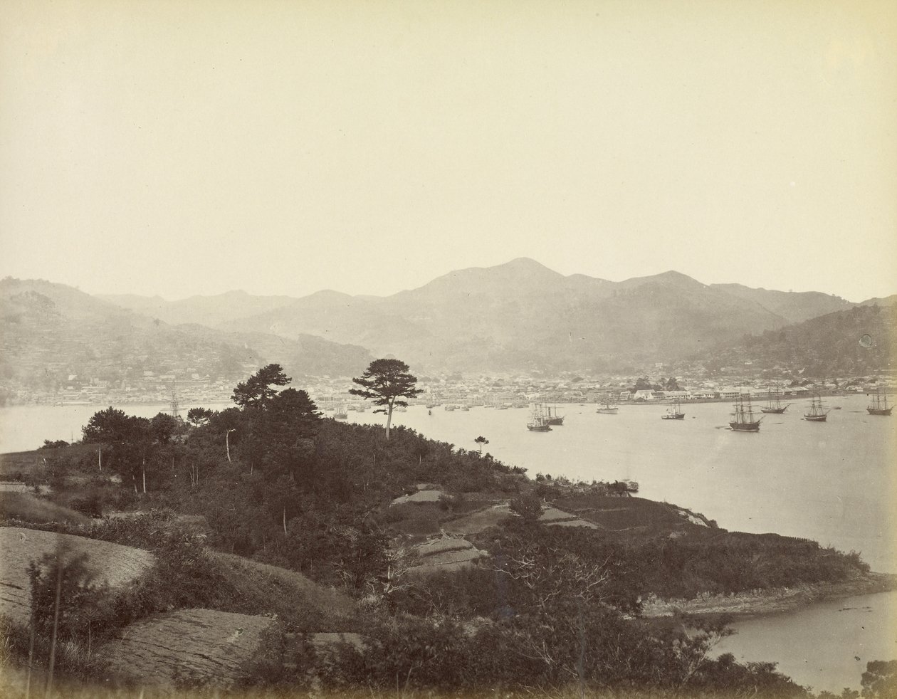 Nagasaki, Blick von den gegenüberliegenden Hügeln von Felice Beato