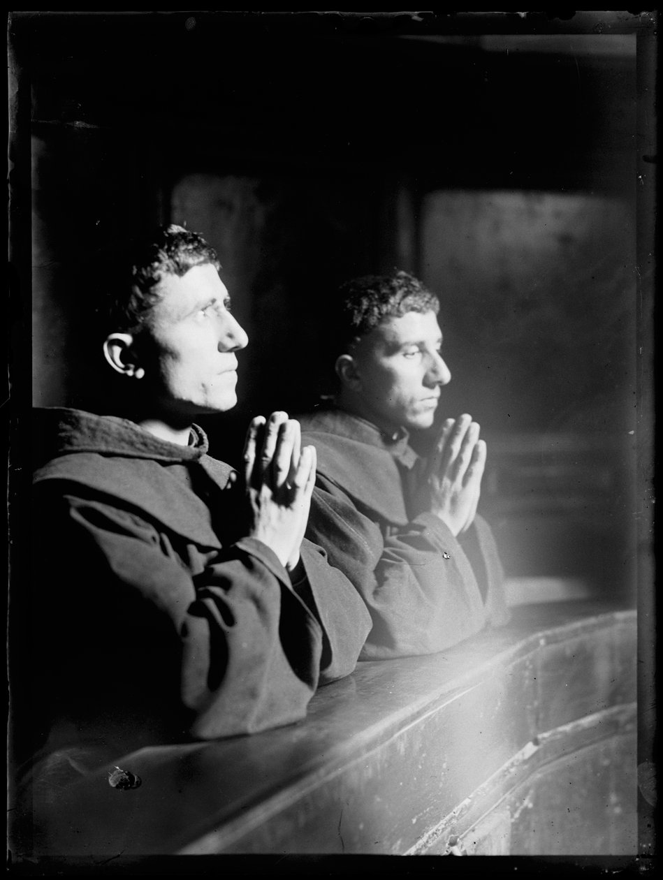 Gebet eines Franziskaners in Assisi von Ferdinand Schmutzer