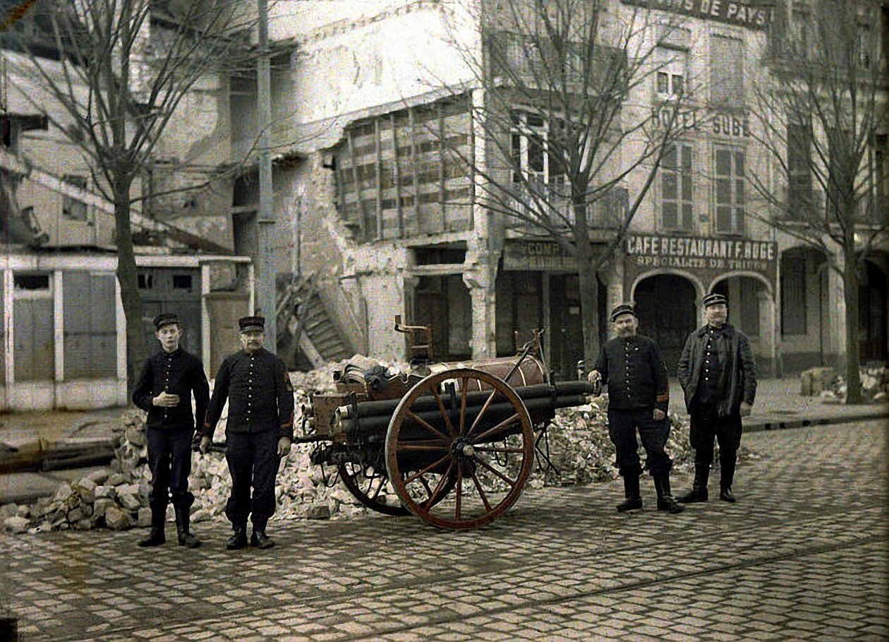 Vier Feuerwehrmänner mit ihrer Ausrüstung, Reims, Marne, Frankreich, 1917 von Fernand Cuville