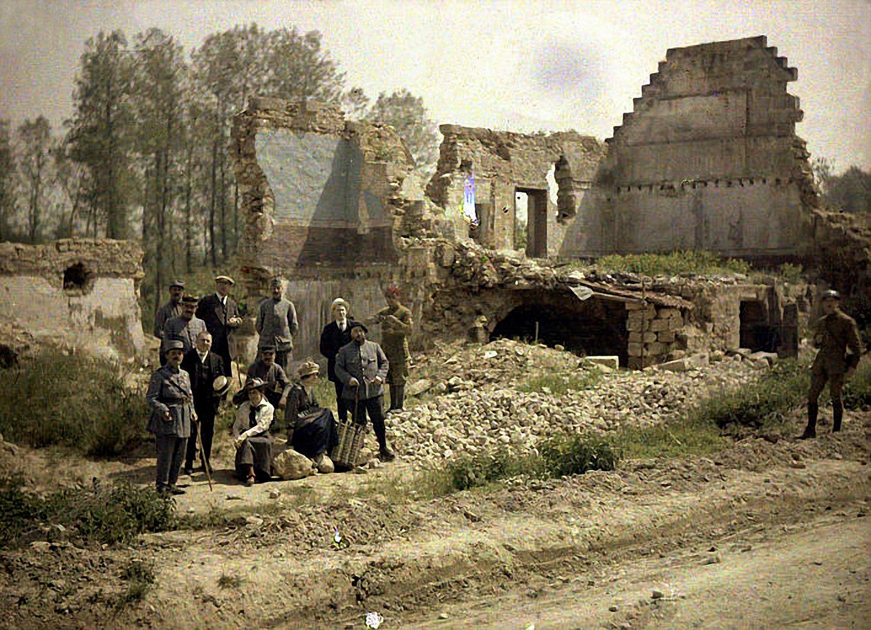Französische Soldaten und Schauspieler des Fronttheaters posieren in den Ruinen, Vauxrezis, Aisne, Frankreich, 1917 (Autochrom) von Fernand Cuville