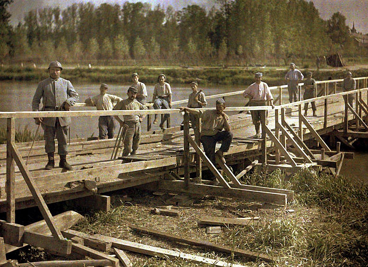 Französische Soldaten einer Spezialeinheit bauen eine Holzbrücke über die Aisne, Soissons, Frankreich, 1917 (Autochrom) von Fernand Cuville
