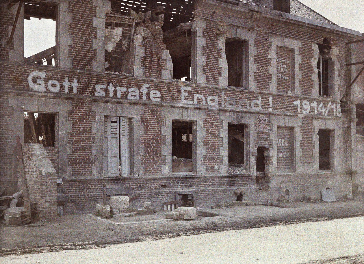 Deutscher Armeeslogan an der Wand eines beschädigten Backsteingebäudes: Möge Gott England bestrafen! 191415, Bucy-le-Long, Aisne, Frankreich, 1917 von Fernand Cuville