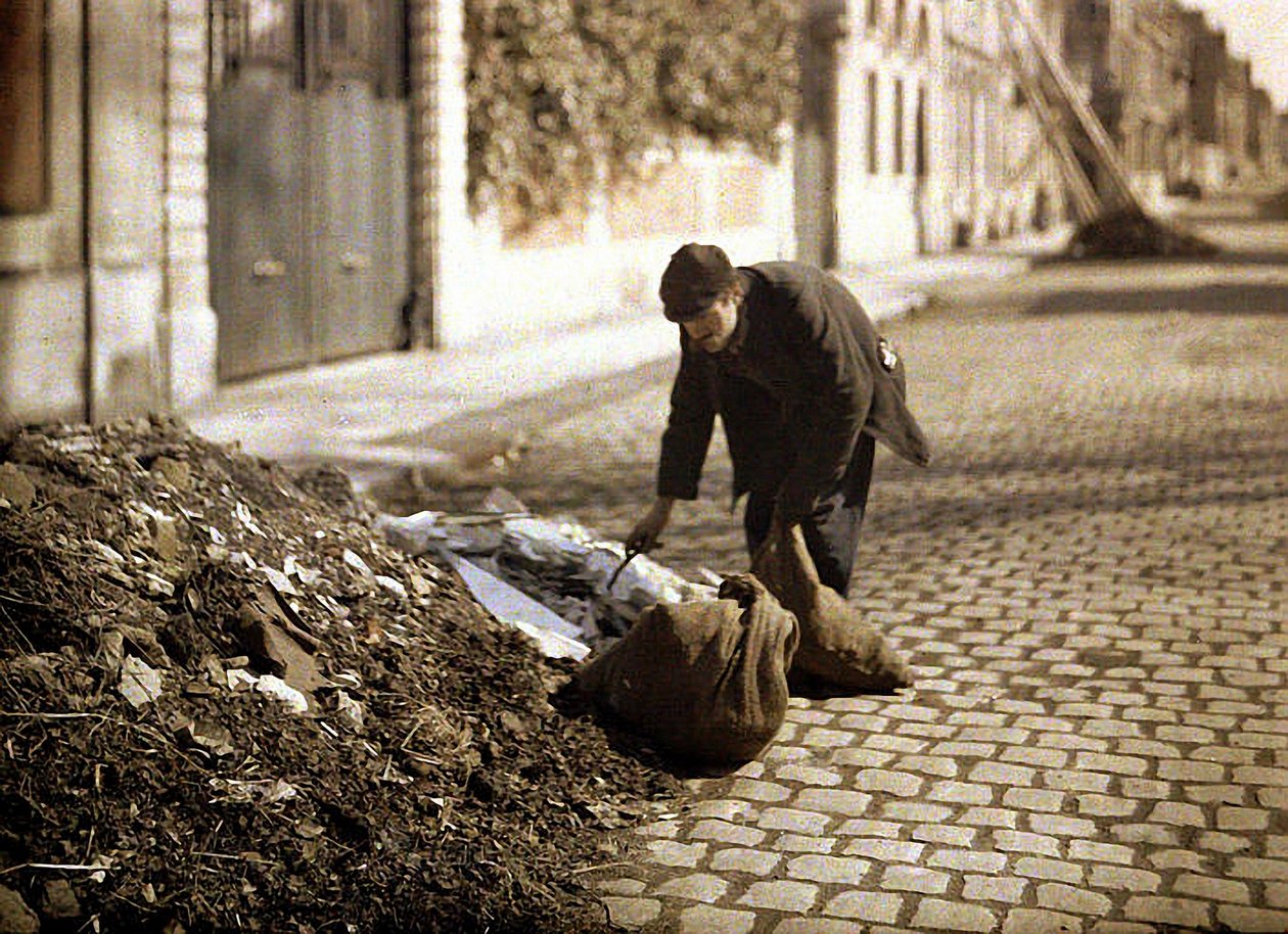 Lumpensammler sucht nach brauchbaren Gegenständen aus einem Haufen, Reims, Marne, Frankreich, 1917 (Autochrom) von Fernand Cuville
