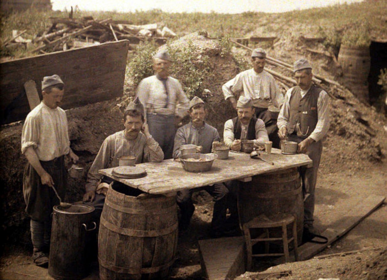 Suppenverteilung in den französischen Schützengräben hinter der Front, Soissons, Aisne, Frankreich, 1917 von Fernand Cuville