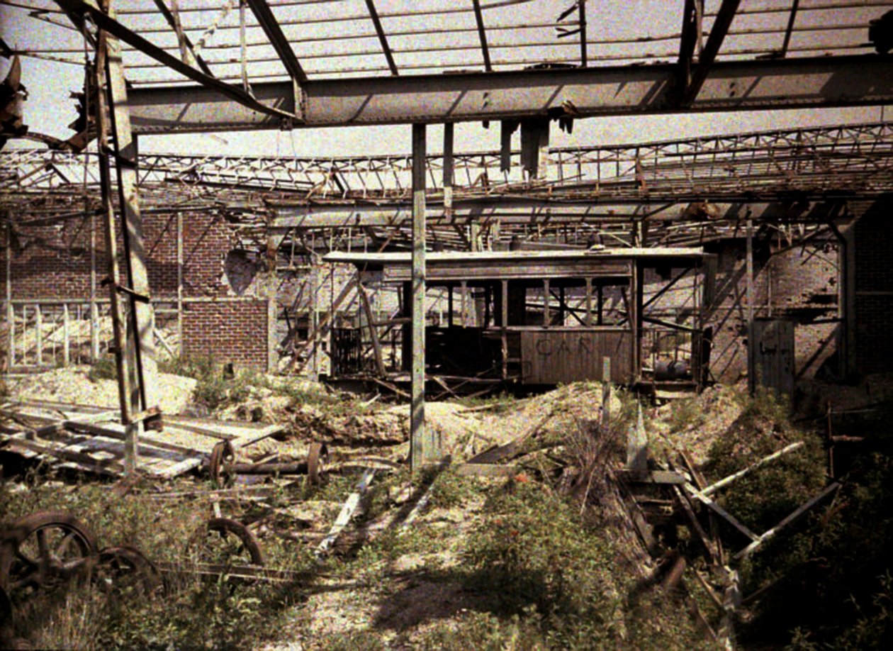 Der ausgebrannte Eisenbahn- und Straßenbahnhof mit einigen beschädigten Fahrzeugen und einer Lokomotive, Soissons, Aisne, Frankreich, 1917 von Fernand Cuville