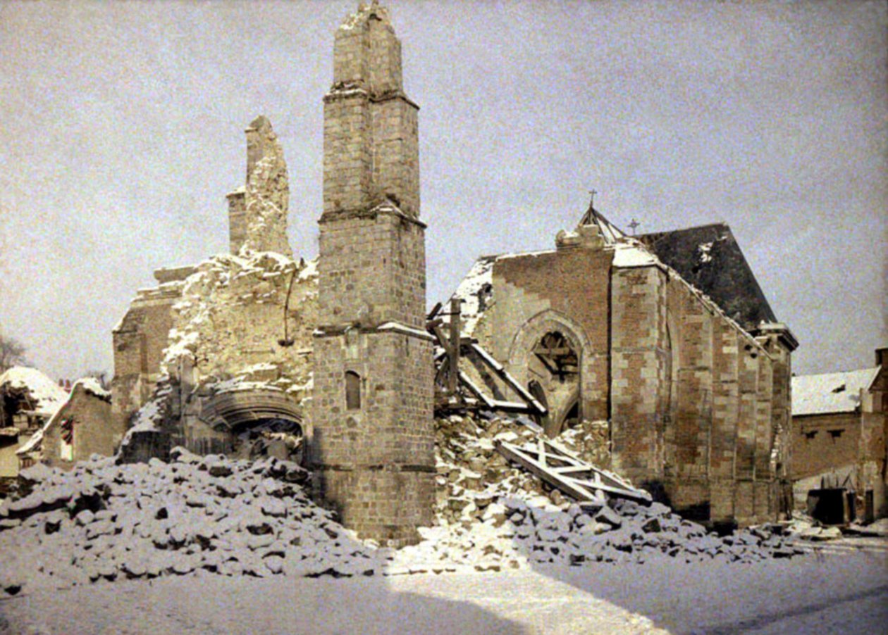Die Kirche Saint-Martin, die während des Rückzugs der deutschen Armee gesprengt wurde, Chauny, Aisne, Frankreich, Februar 1917 (Autochrom) von Fernand Cuville