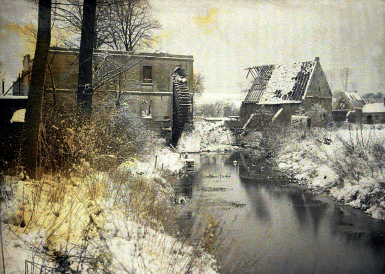 Die beschädigte Wassermühle des Schlosses im Schnee, Chaulnes, Somme, Frankreich, 1917 von Fernand Cuville