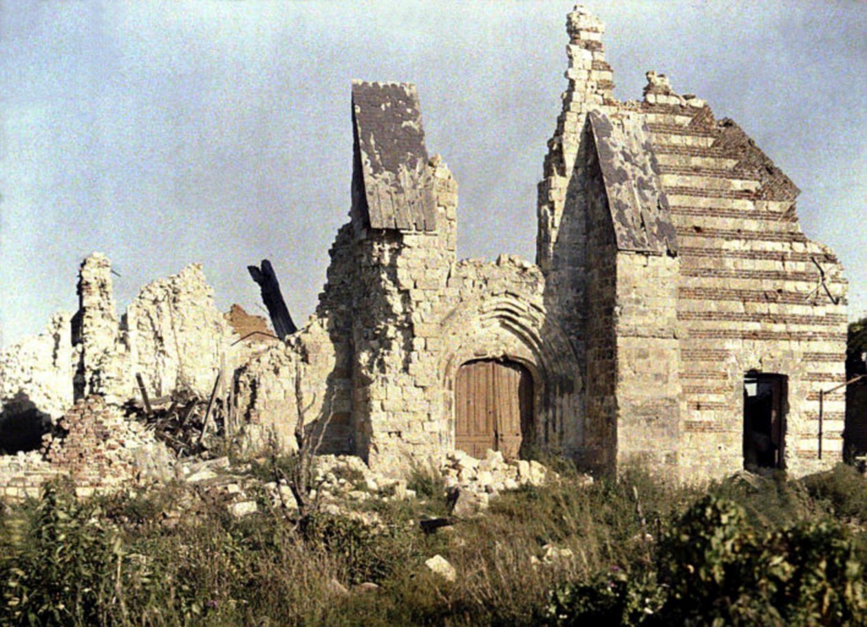 Die Überreste der beschädigten Kirche, Marchelepot, Somme, Frankreich, 1917 von Fernand Cuville