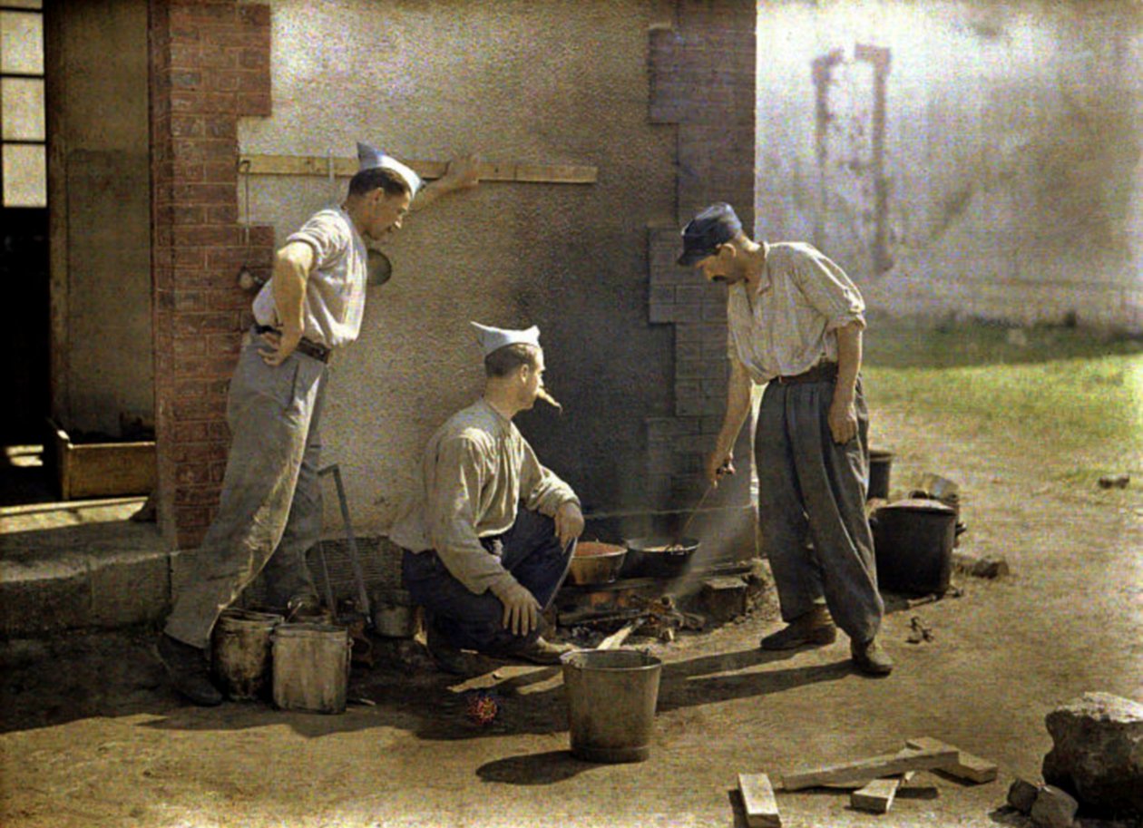Drei französische Soldaten kochen Mittagessen auf offenem Feuer, Soissons, Aisne, Frankreich, 1917 von Fernand Cuville