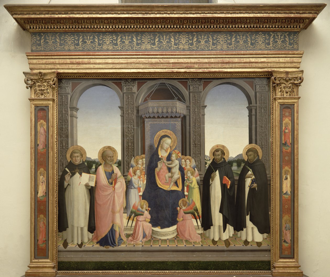 Jungfrau und Kind auf dem Thron mit Engeln und St. Thomas von Aquin, St. Barnabas, St. Dominikus und St. Peter Martyr, ca. 1422 von Fra Angelico