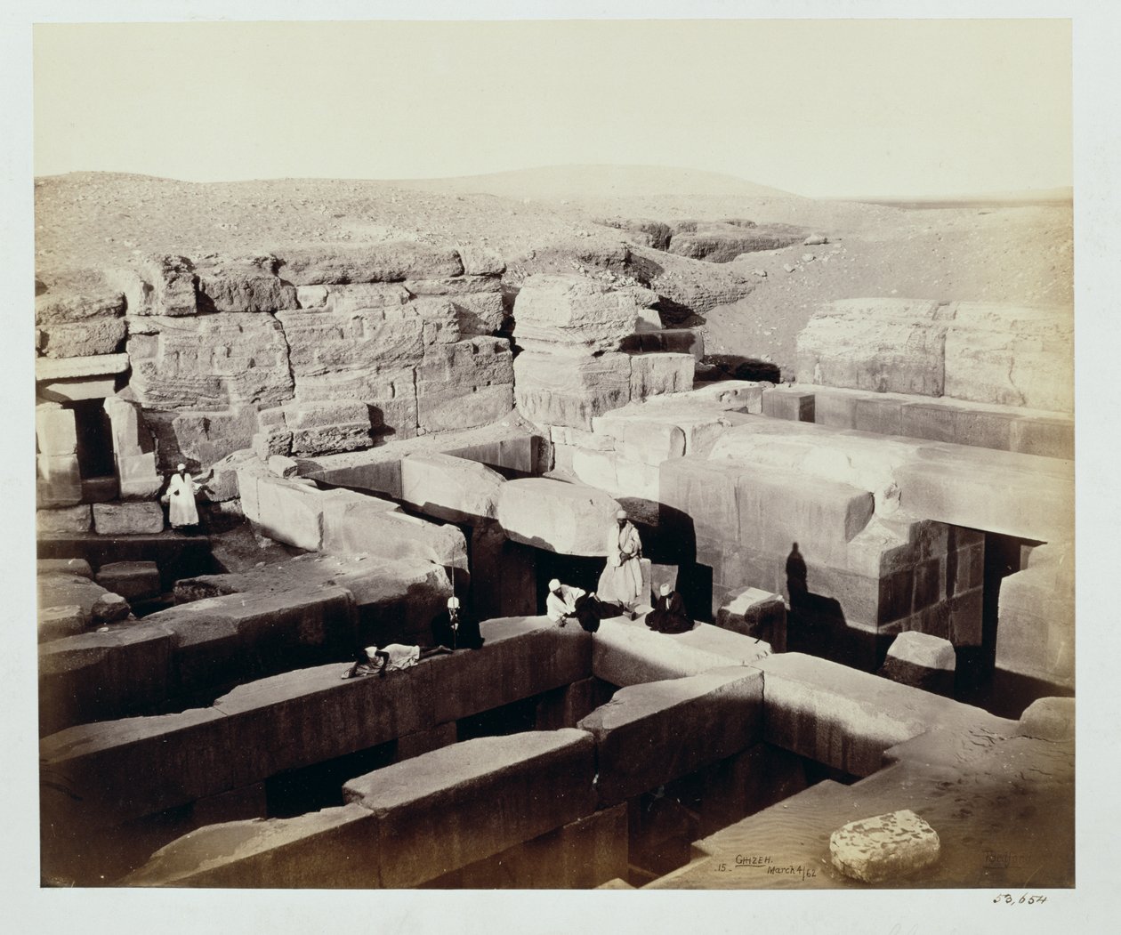 Ein ausgegrabener Tempel am Fuß der Sphinx, 4. März 1862 von Francis Bedford