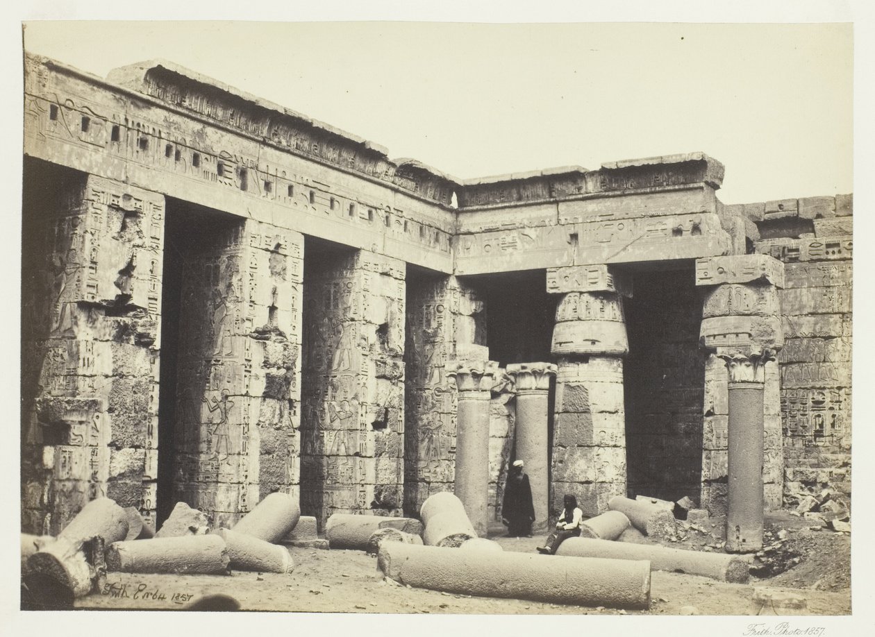 Innenhof von Medinet Habbo, Theben von Francis Frith