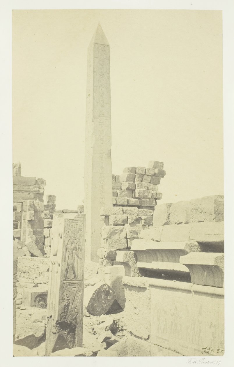 Obelisk und Granit-Lotus-Säule, Karnak, 1857 von Francis Frith