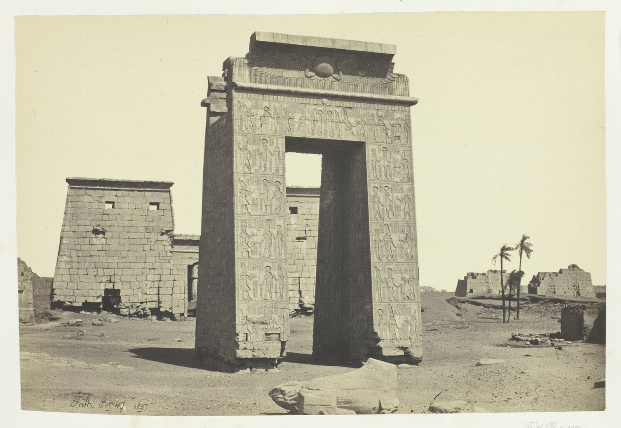 Skulpturiertes Tor, Karnak von Francis Frith