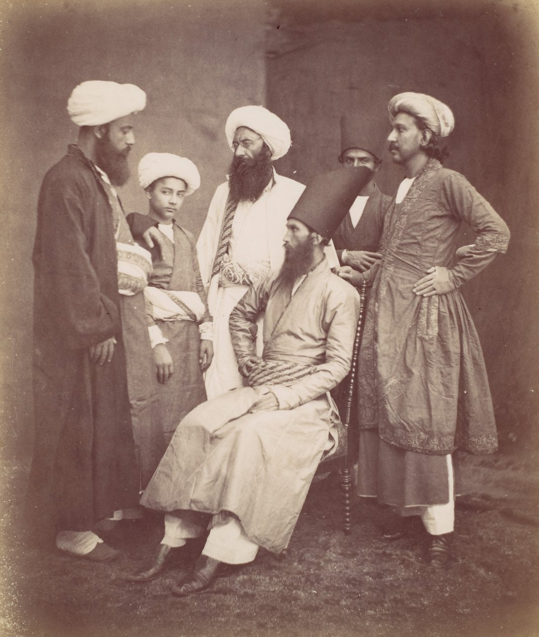 Sechs Ostindische Männer, 1870er Jahre von Francis Frith