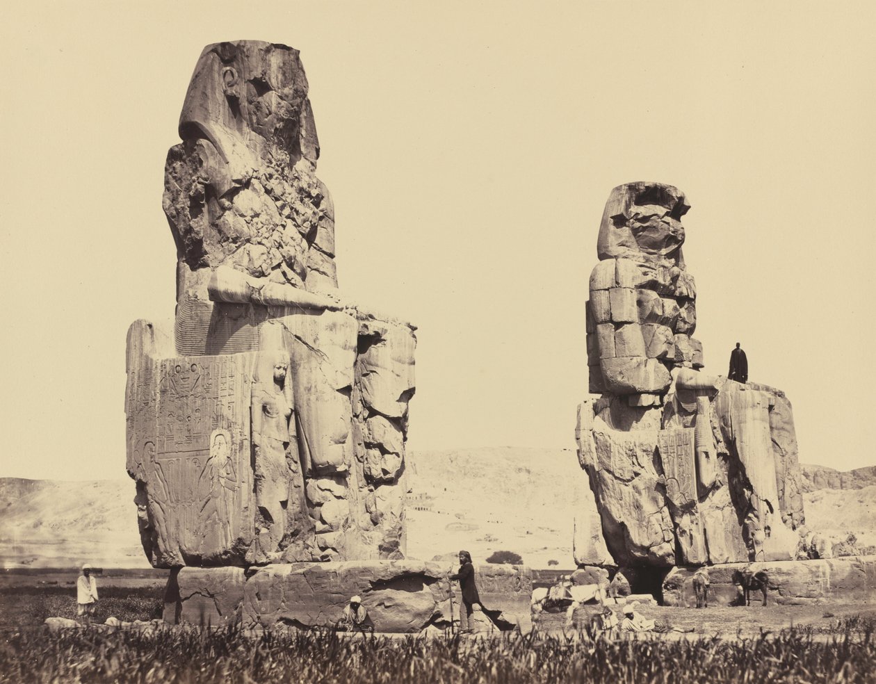 Die Statuen der Ebene, Theben, 1858 von Francis Frith