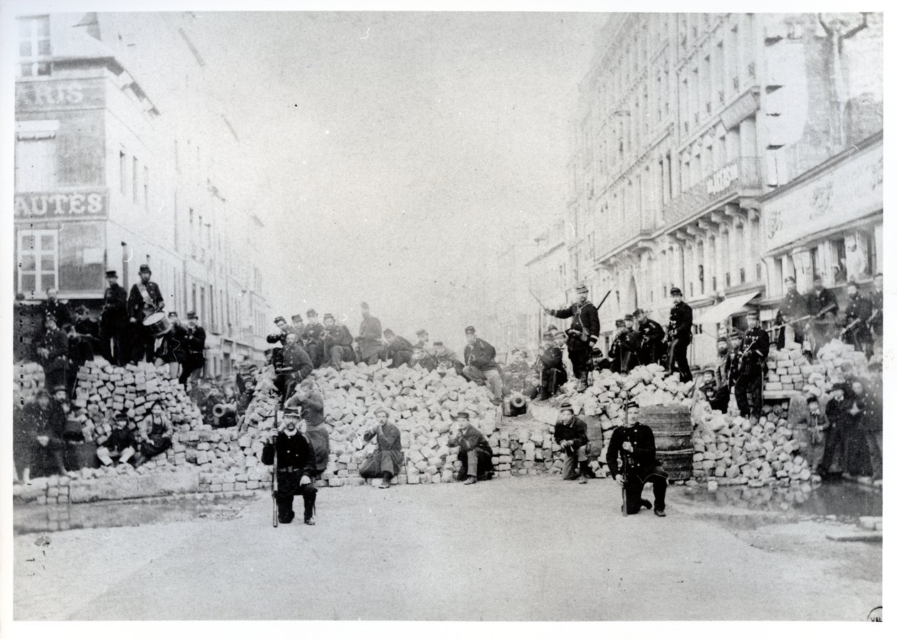 Barrikade in der Rue de Charonne während der Pariser Kommune, 18. März 1871 von French Photographer