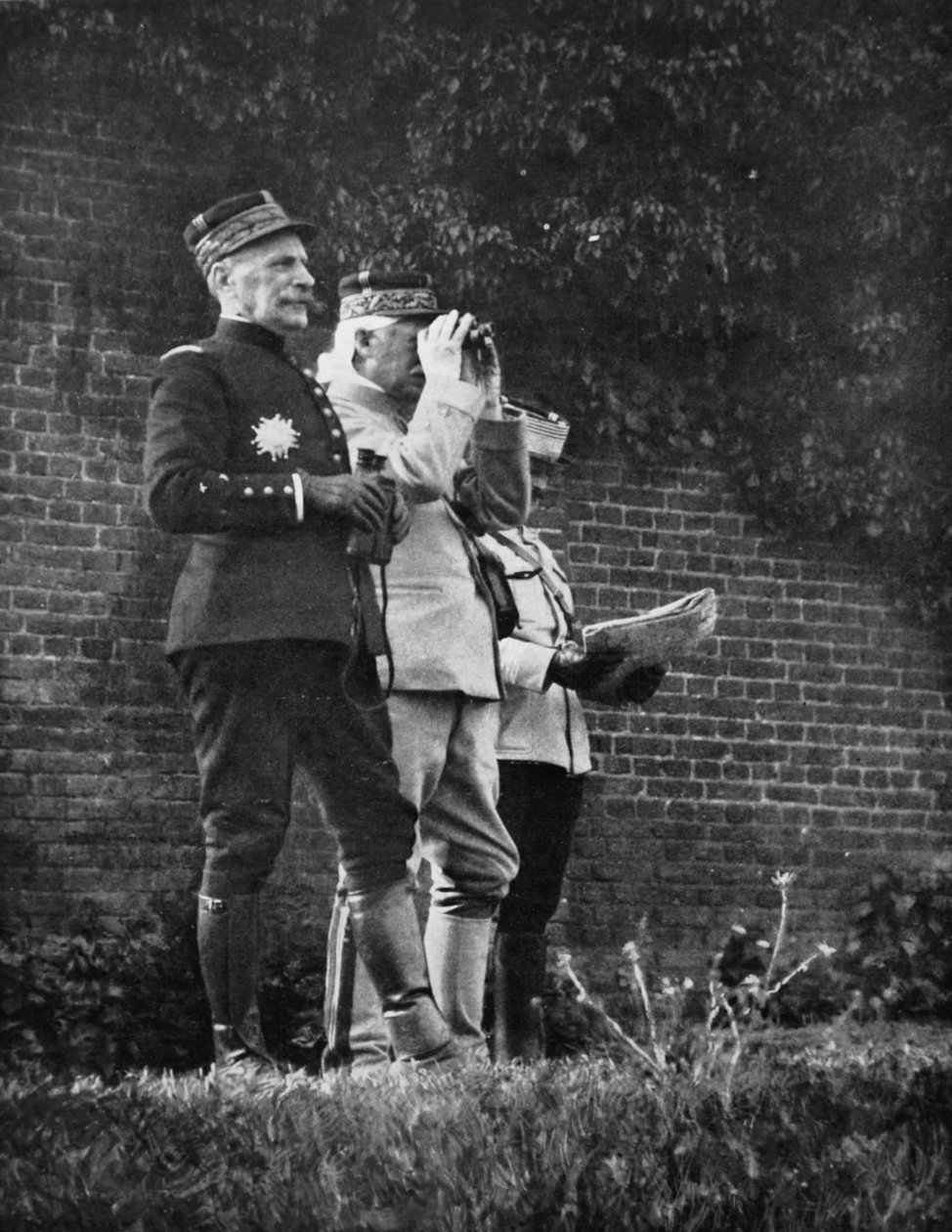 Kampftag - General Foch, Kommandant eines Armeesektors, beobachtet eine der Phasen einer Offensive in Nord-Arras, 1915 von French Photographer