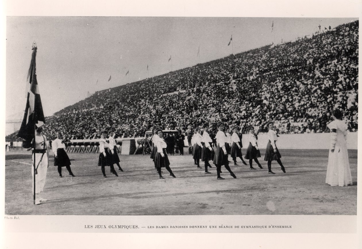 Dänische Frauen bei einer Vorführung einer Gruppengymnastikstunde bei den Olympischen Spielen in Athen, aus Les Sports Modernes, 1906 von French Photographer