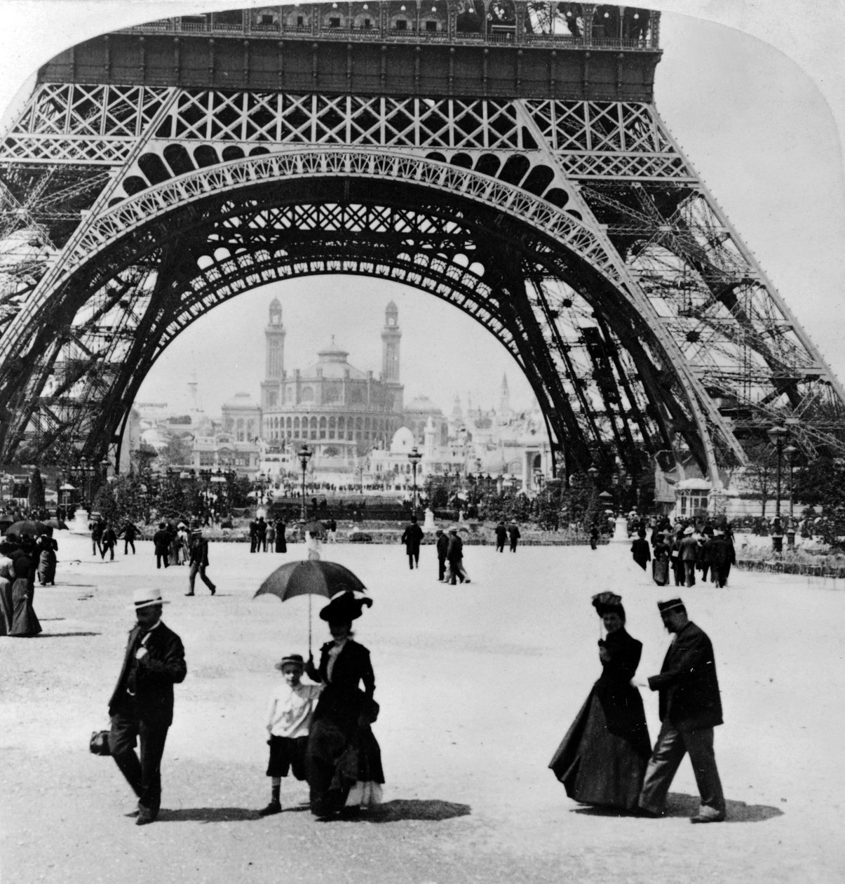 Blick durch die Basis des Eiffelturms zum Trocadero und zur Kolonialstation, Pariser Ausstellung, 1900 von French Photographer