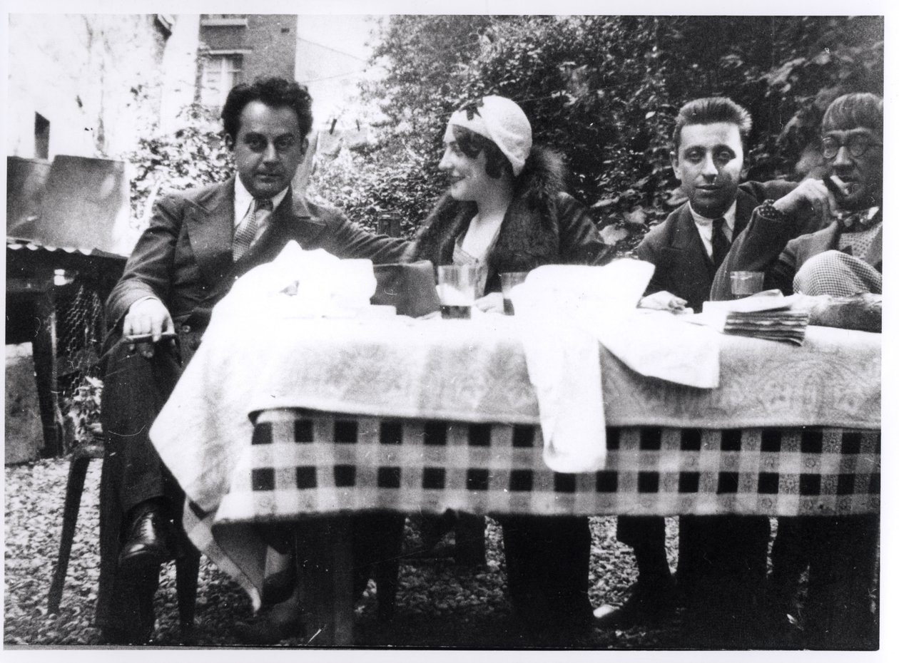 Man Ray (1890-1976) Madeline Ansbach, Robert Desnos (1900-45) und Leonard Foujita (1886-1968) ca. 1930 von French Photographer