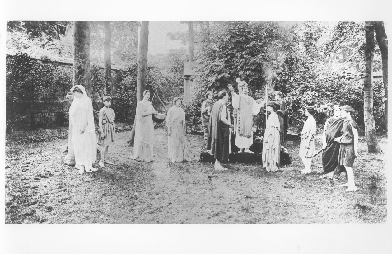 Nathalie Clifford Barney (1876-1972) mit Tänzern in Togen von French Photographer