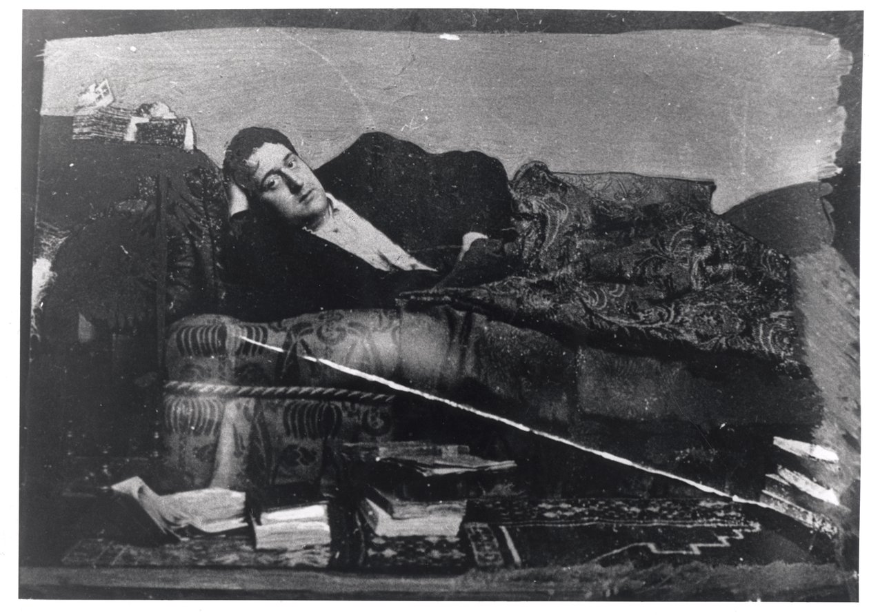 Porträt von Guillaume Apollinaire (1880-1918) liegend, ca. 1910 von French Photographer