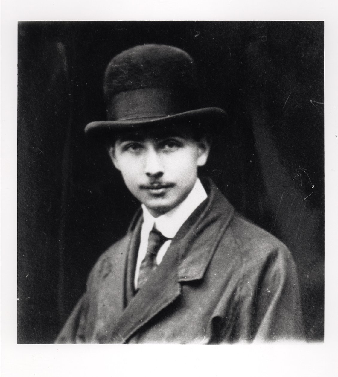 Porträt von Louis Aragon (1897-1982) 1920 von French Photographer