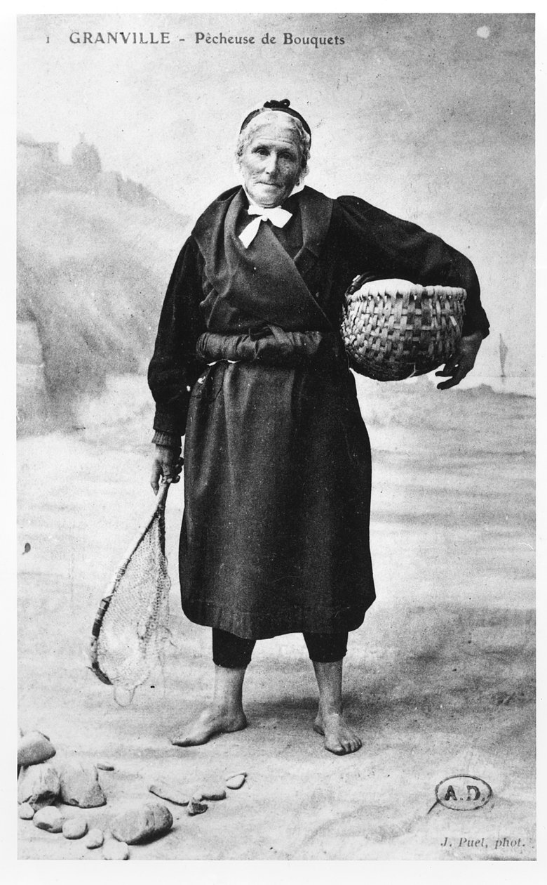 Postkarte mit einer Garnelenfischerin aus Granville, Normandie, frühes 20. Jahrhundert von French Photographer