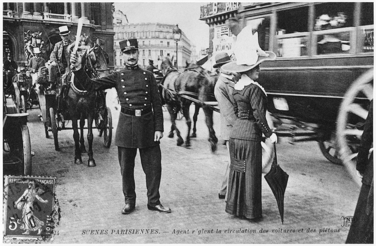 Postkarte mit einem Polizisten, der den Verkehr in Paris regelt, vor 1914 von French Photographer