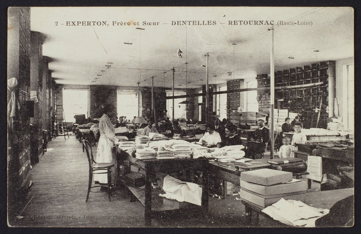 Postkarte, die die Spitzenmanufaktur Experton, Frère et Sœur, in Retournac, um 1900 darstellt von French Photographer
